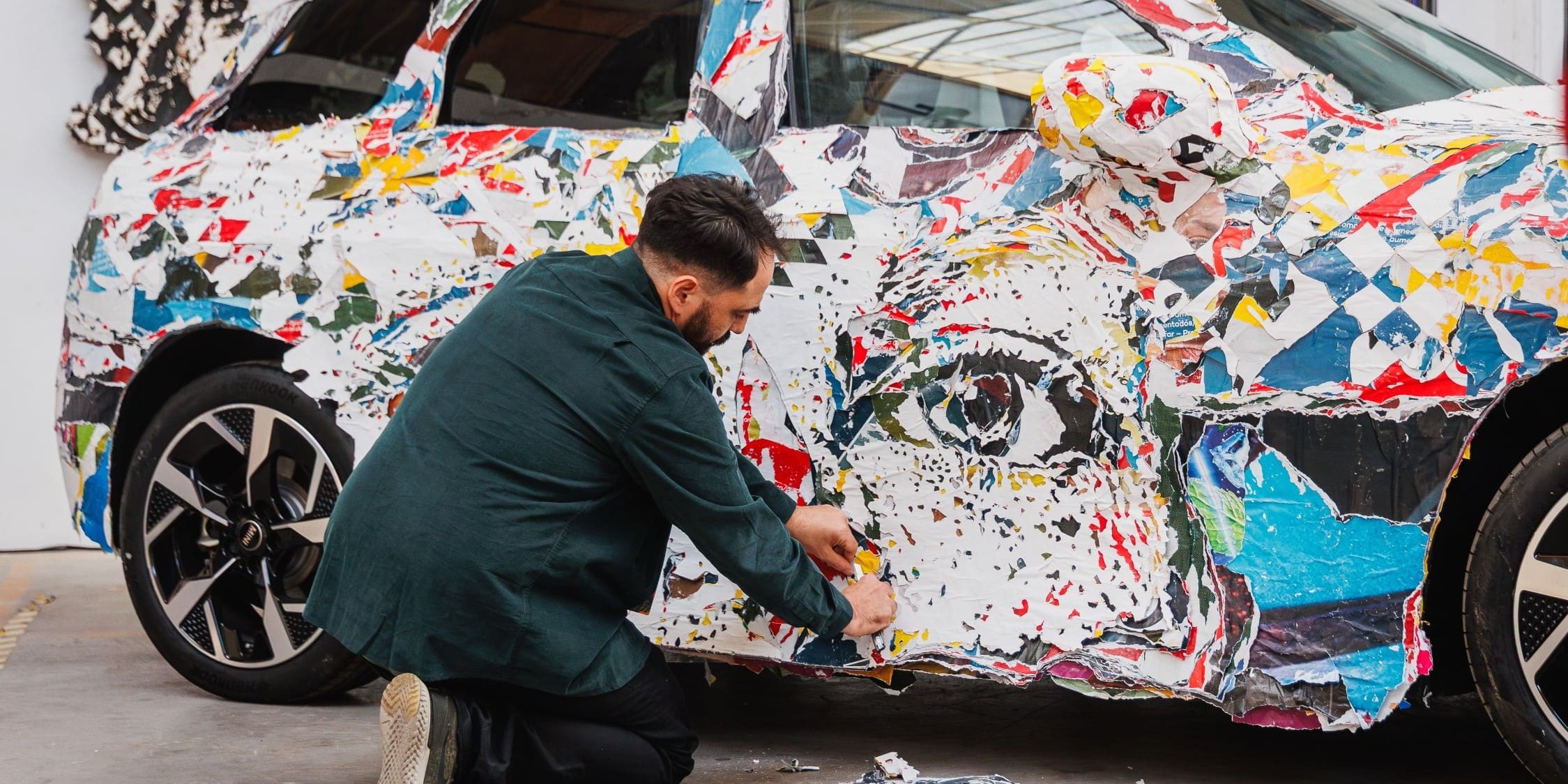 Vhils ao lado do MINI Aceman elétrico com intervenção artística.